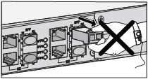 Kuva 5 Vedä SFP-moduuli ulos kahvasta pystysuorassa asennossa Figure 5 Pulling out the SFP module with the handle in the vertical position
